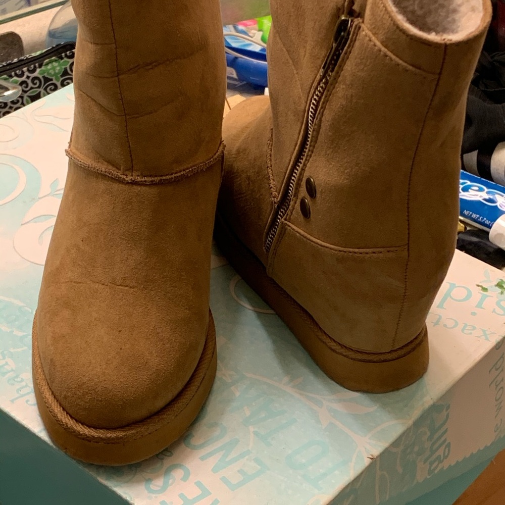 Boots - Picture 2 of 4